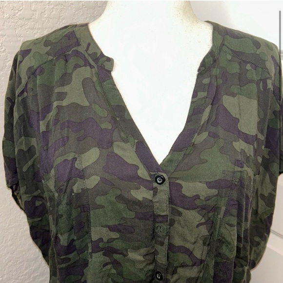Torrid Camouflage Button-Up Blouse 4 - Picture 2 of 8